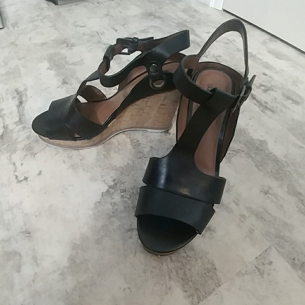 Cork wedge black leather sandle.